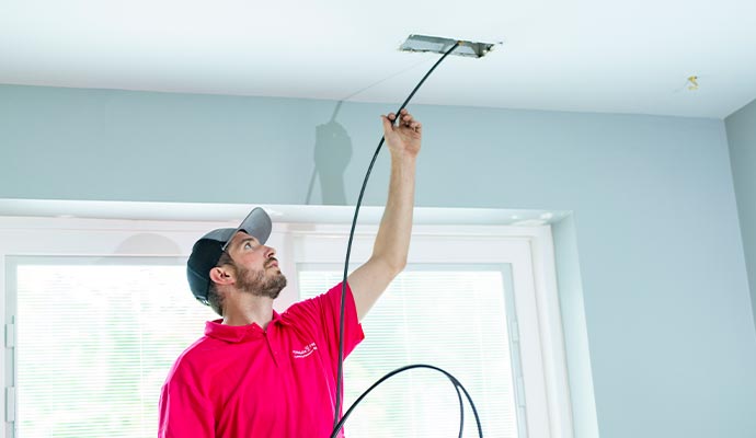 Expert cleaning air duct at home